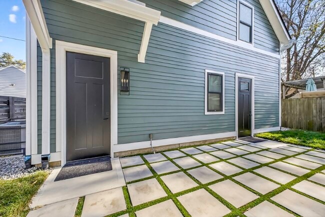 Building Photo - 2133 N Talbott St