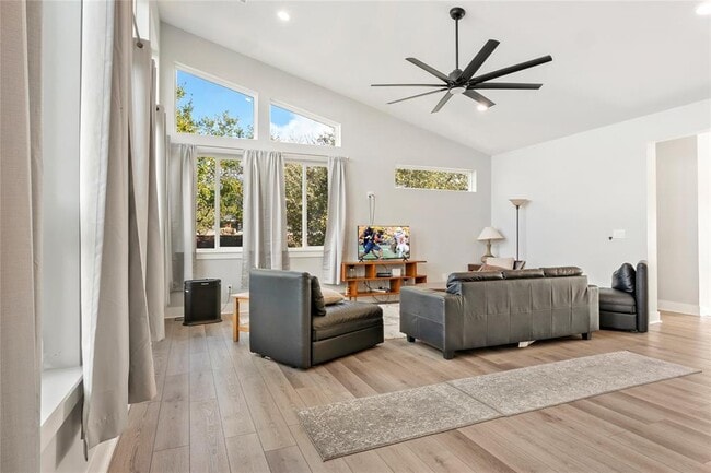 Photo - 300 Summit Ridge Dr N