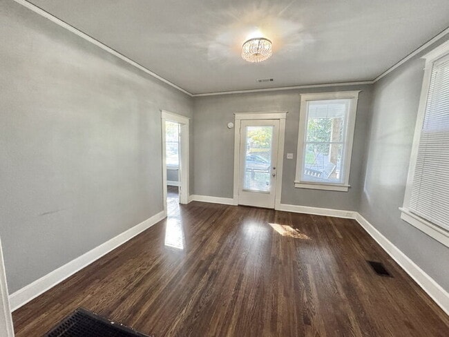 Photo - 666 Landis St