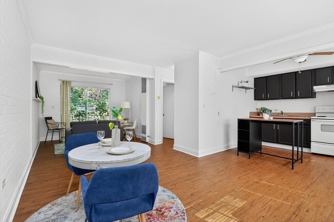 Building Photo - Charming One Bedroom Apartment In The Heart of Plaza Midwood!