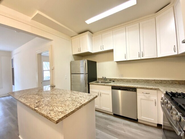 Building Photo - UPDATED 1BR! DISHWASHER! HARDWOOD! Laundry On-Site Unit #3