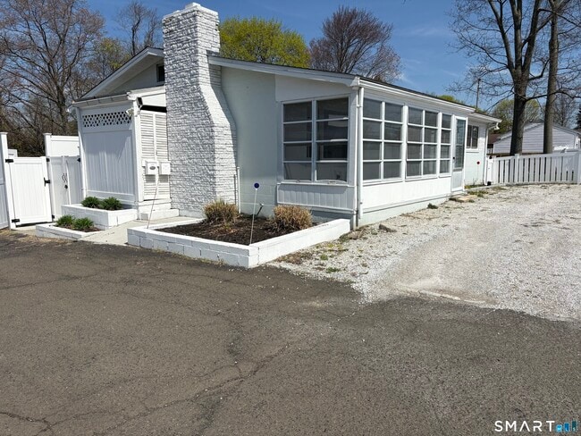 Photo - 832 Milford Point Rd