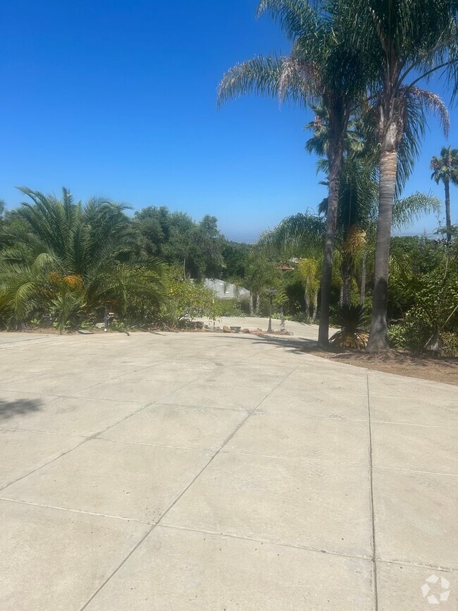 Building Photo - Huge modern 3 bedroom -in the beautiful Vi... Rental