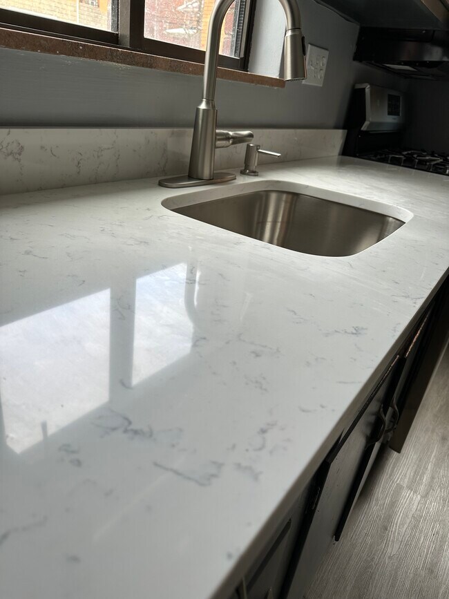 Granite Countertops - 532 Altoona Pl