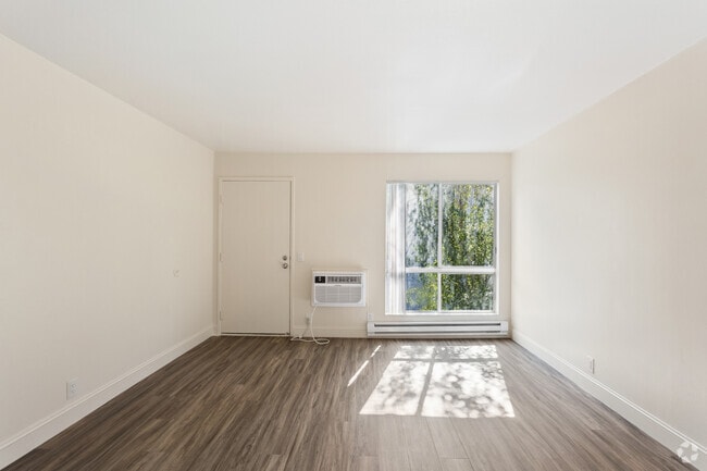 Executive 1BR, 1BA - 575SF - Living Room