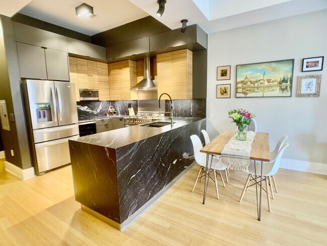 Dining area - 319 Monroe St Unit 2