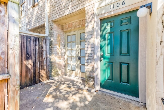 Building Photo - 14600 Fonmeadow Dr Unit 1106