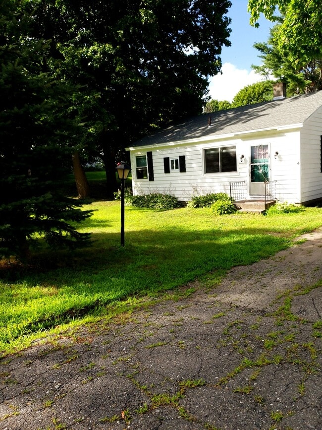 Quite house in quiet neighborhood. Corner Lot - Quite house in quiet neighborhood. Corner Lot