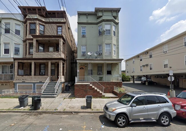 Building Photo - 67 Andrew St Unit 1F