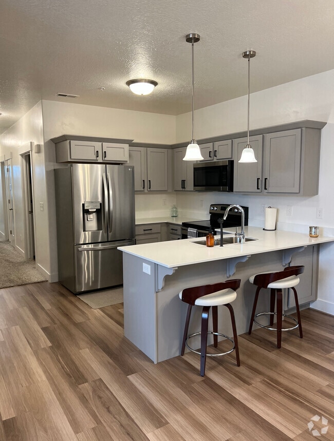 Building Photo - 664 N 380 W Unit Y Rental