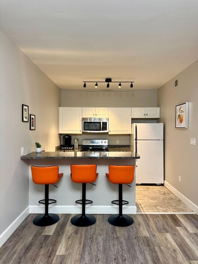 Photo - Great location! 3 bedroom/ 2 bath at University Towers - Ready for immediate move in! Unit 104