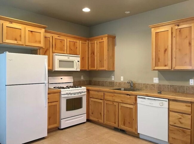 Photo - 1057 NE Kayak Loop