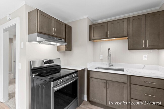 Eat-in Kitchen - 17 Forest St Unit 17