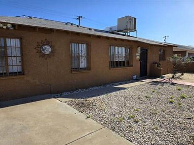 Building Photo - Spacious 3 bedroom/ 2 bath home with R/V parking