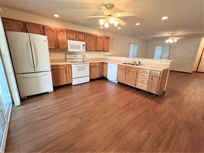 Kitchen View 2 - 905 S Cottage Grove Ave