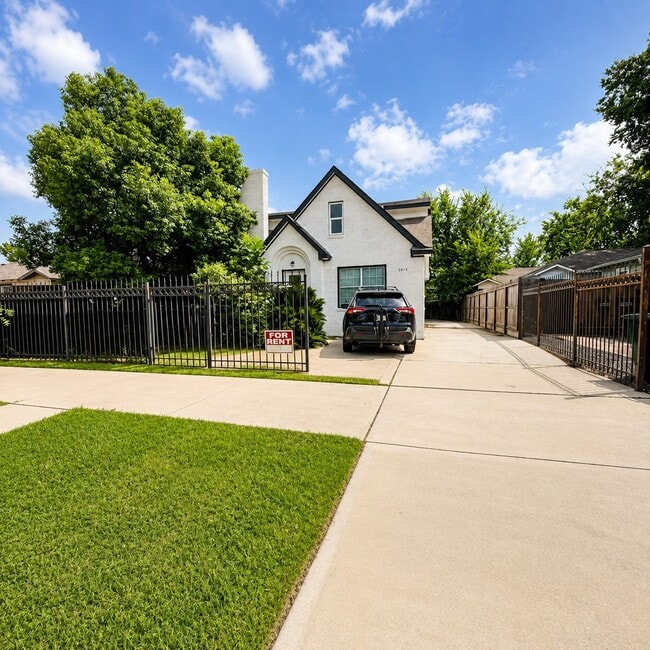 Photo - 3015 Cleburne St
