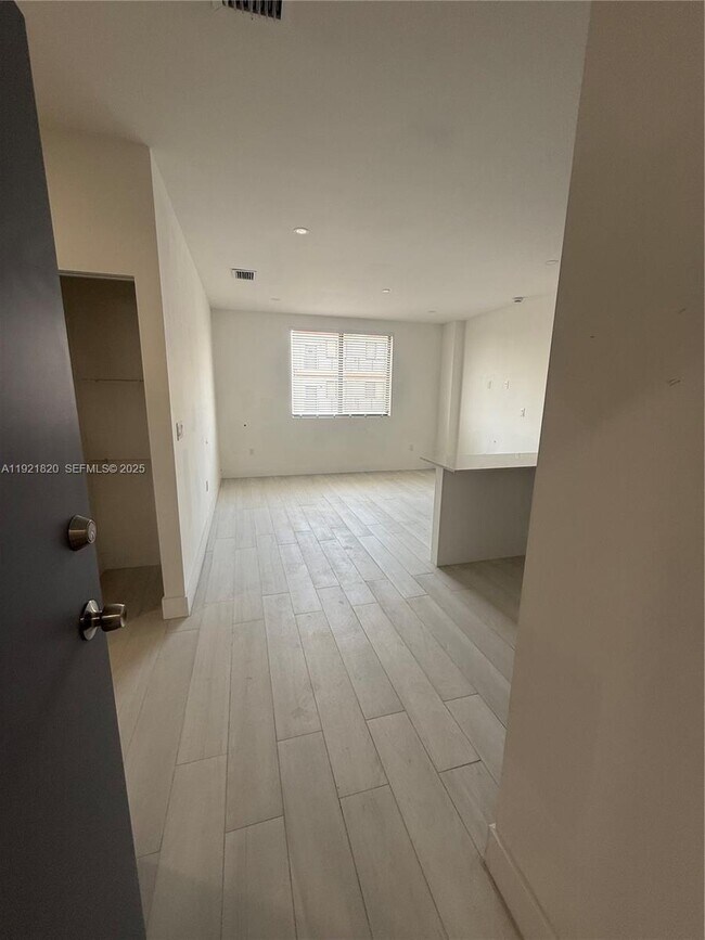 Photo - 909 E 24th St Unit 403