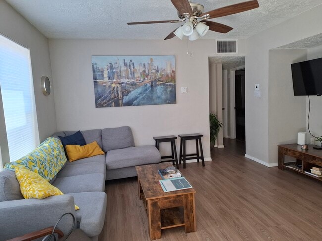 Building Photo - 1406 Pennsylvania St NE Unit Fully furnished Uptown 2BD condo
