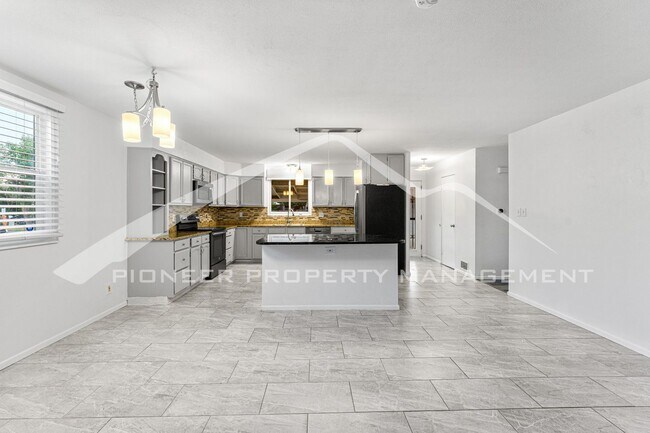 Spacious Home with Central AC and Washer/D... - Spacious Home with Central AC and Washer/D...