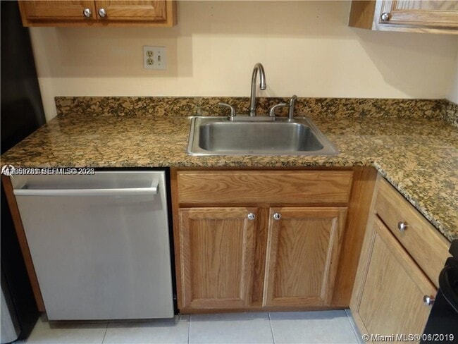 Photo - 2741 Taft St Unit 206