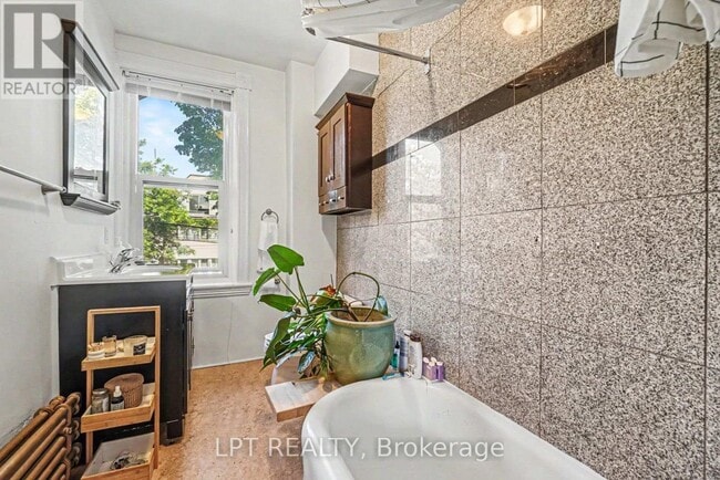 Photo - 475 MacLaren St
