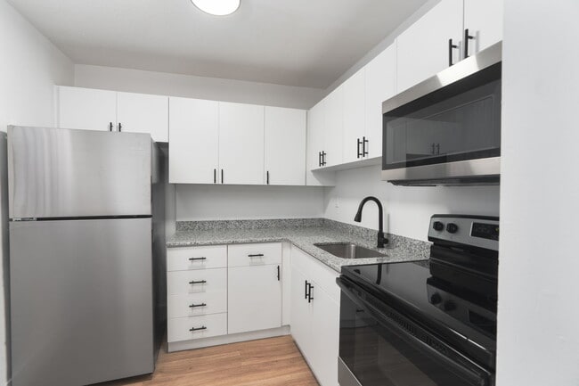 Photo - Lakeshore Presidential Apartments