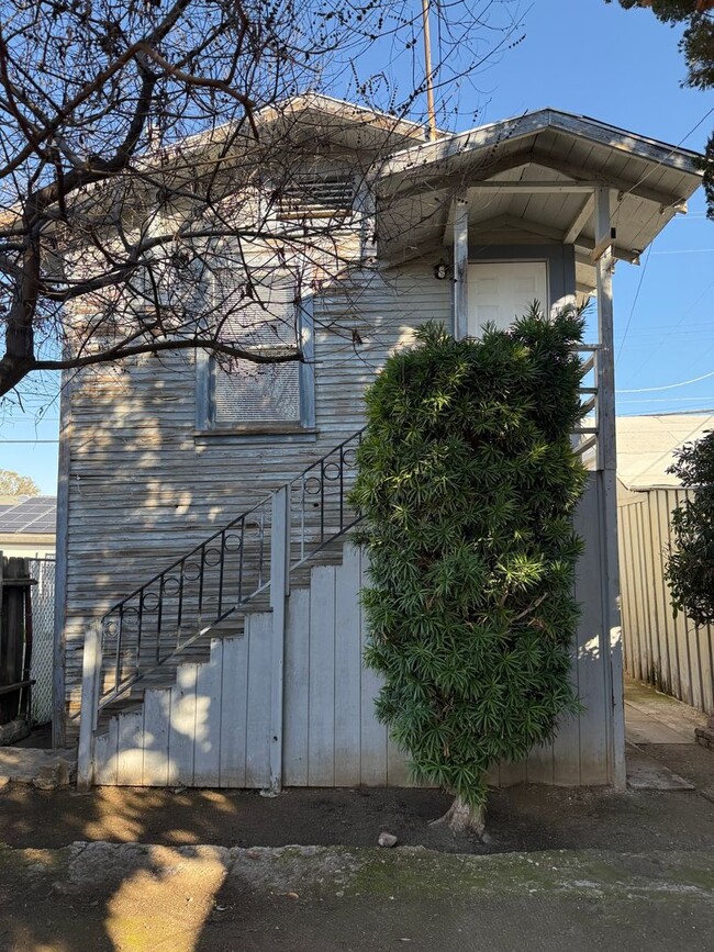 Building Photo - Budget Friendly Apartment!