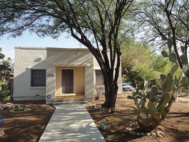 Building Photo - 3 Bed 2 bath home PERFECT for U of A Students, Faculty and Staff!