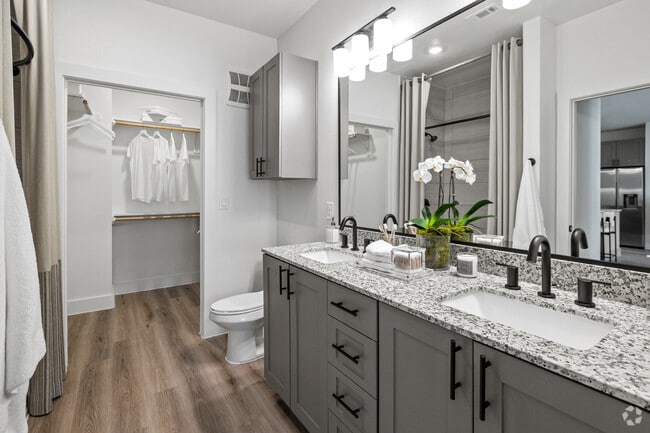 2BR, 2BA - 1,086SF - Second Bathroom