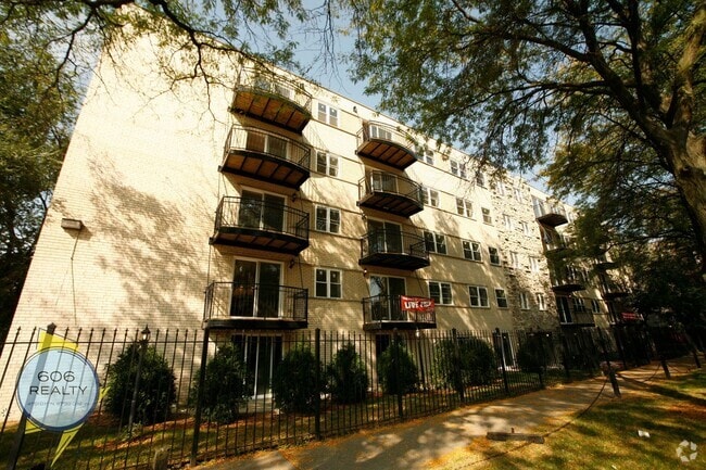 Building Photo - 6954 N Greenview Ave Rental