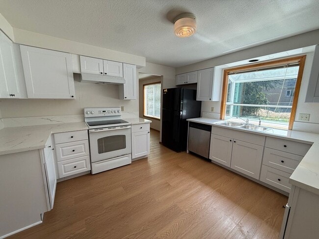 17040 SW Cambridge Dr