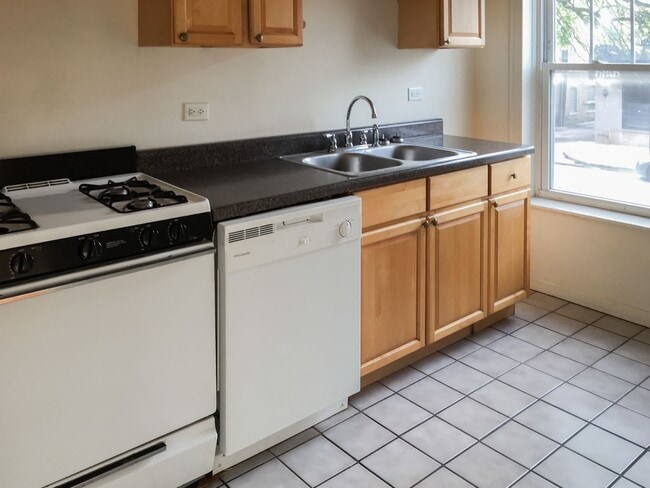 Photo - 5208-14 N. Damen / 2000-10 W. Foster