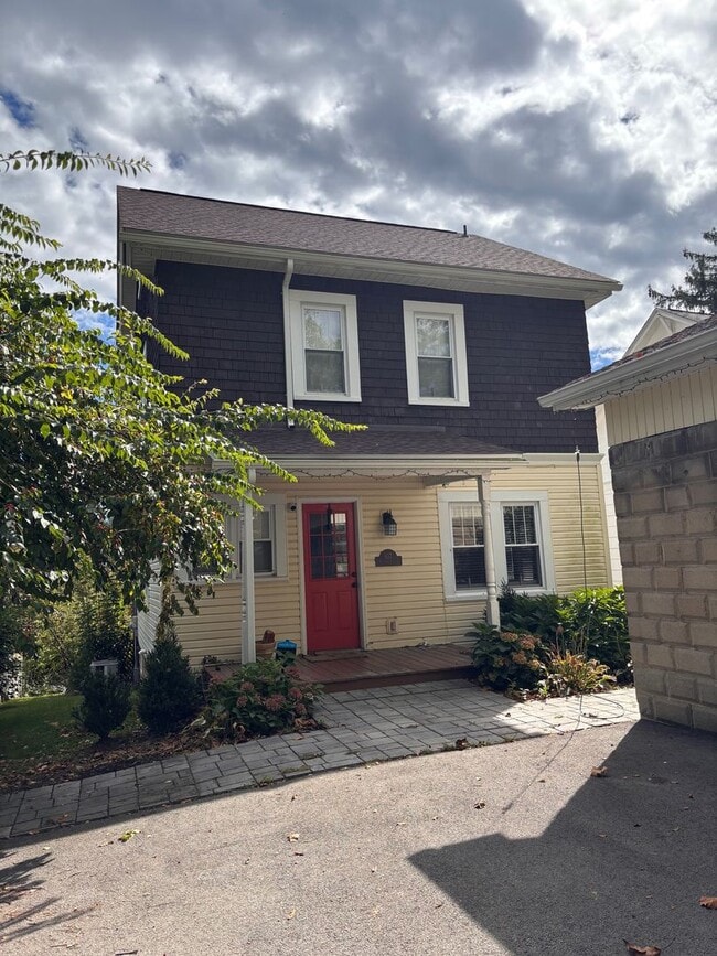 Photo - Single Family Home located within Minutes of both Hospitals. - 3 Bedrooms, 1 Bathroom and 1 Car G...