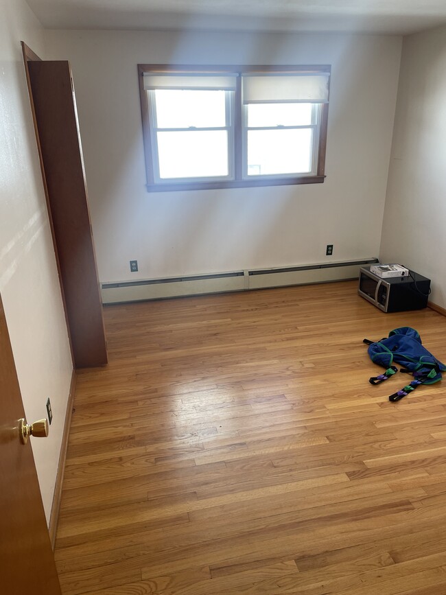 Building Photo - 955 Thorme St Rental