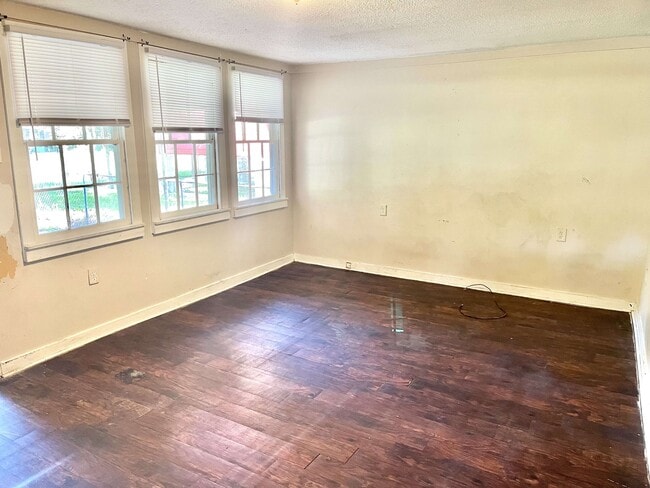 Photo - 4857 Shelley St