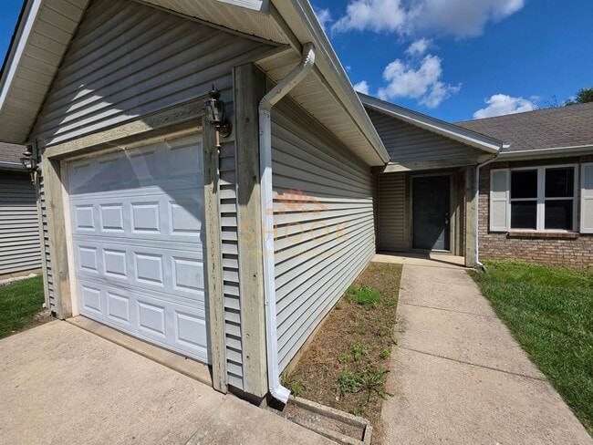 Building Photo - 2817/2819 Plaza Ln Unit 2817 Plaza Ln