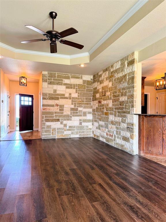 Photo - 220 Derek Ln