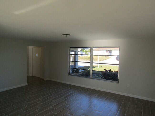 Photo - 543 Bellaire Dr