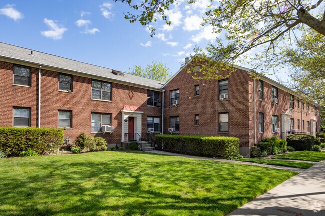 Photo - 37-15 Utopia Pky