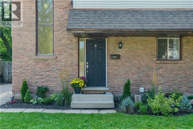 Photo - 232 Cedarwoods Crescent