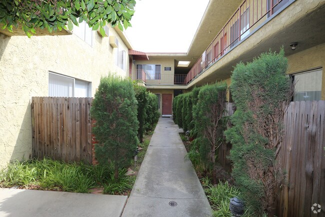 Courtyard - 3748 Midvale Ave Unit 8