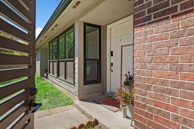 Photo - 88 W High Oaks Cir