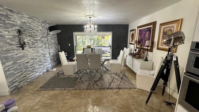 Building Photo - 10121 SW 138th Ct