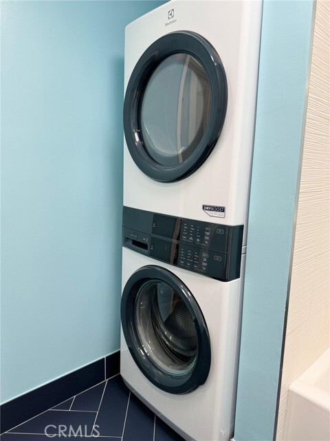 Photo - 6439 Graves Ave