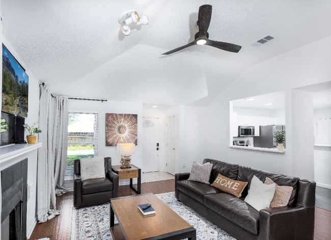 Photo - 817 Saunders Dr