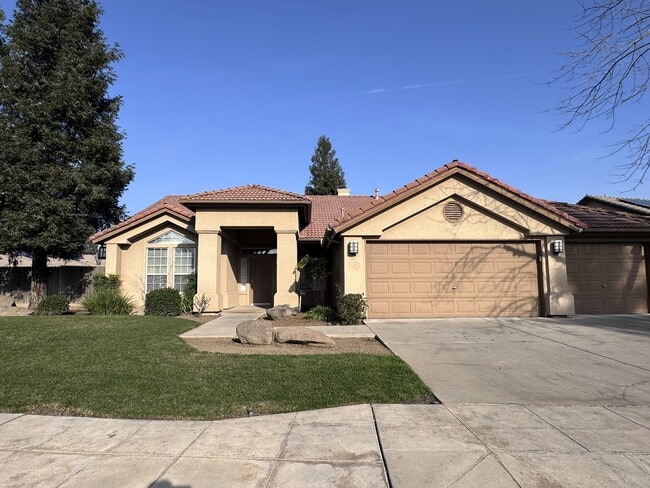 Building Photo - 553 W Fallbrook Ave