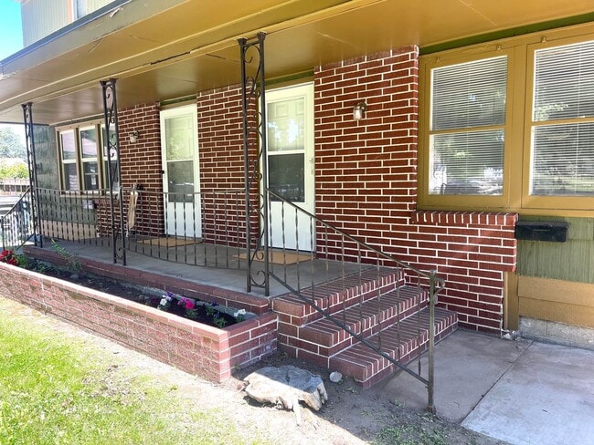 Building Photo - Completely Remodeled Three Bedroom One Bat... Unit 1310 Mahan Ave