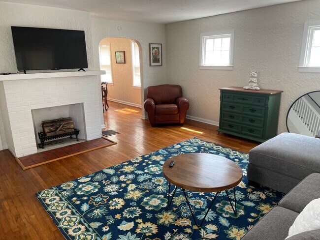 Photo - 29 E 221st St