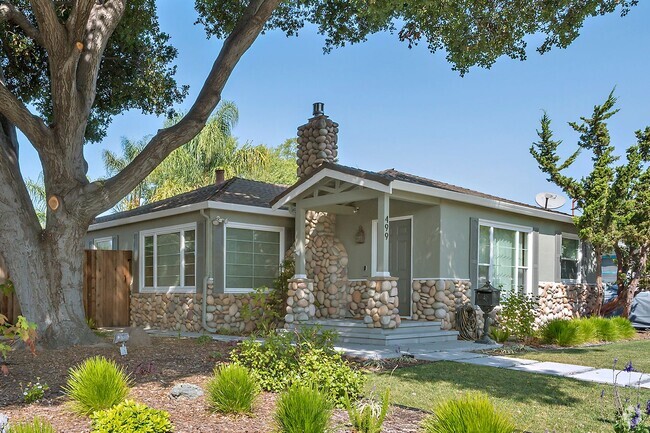 Building Photo - Gorgeous 3 Bedroom / 2 Bath Home on Corner...