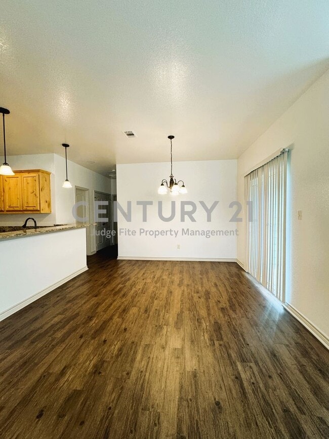 Photo - Beautiful 2/2/1 in Kemp For Rent!